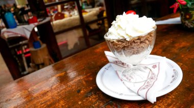 Restoran masasında puding.