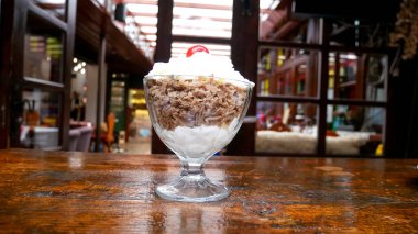 Restoran masasında puding.