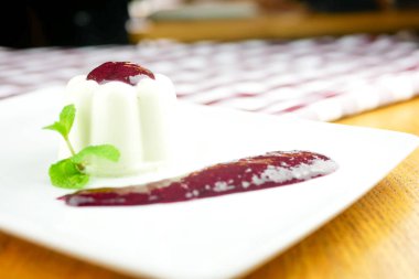 Restoran masasında puding.