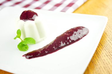 Restoran masasında puding.