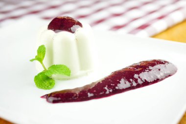 Restoran masasında puding.