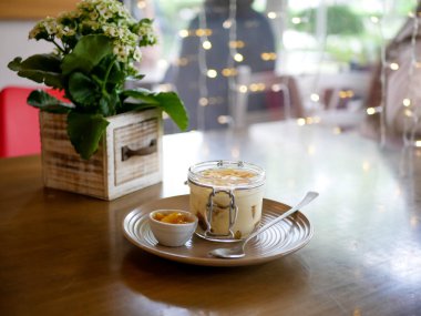 Restoran masasında puding.