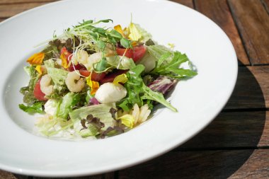 Restoran masasında salata.