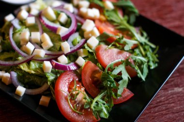 Restoran masasında salata.