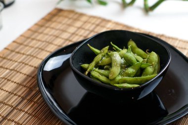 Restoran masasında salata.