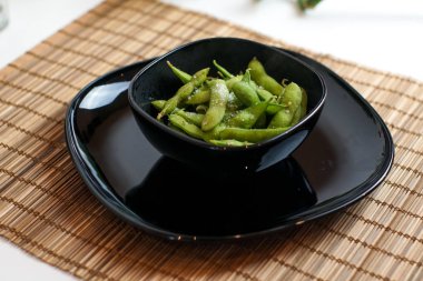 Restoran masasında salata.