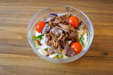 Restoran masasında salata.