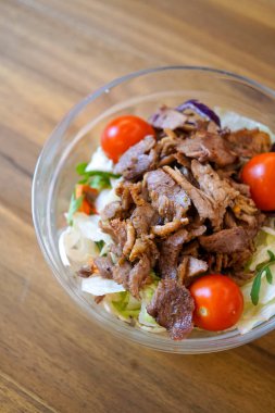 Restoran masasında salata.