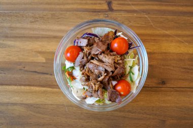 Restoran masasında salata.