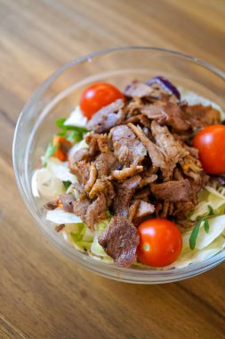 Restoran masasında salata.