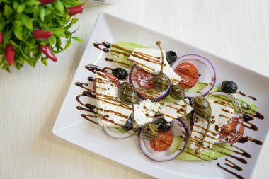 Restoran masasında salata.