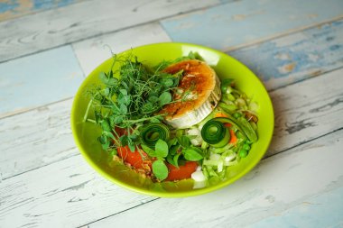 Restoran masasında salata.