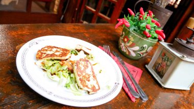 Restoran masasında salata.