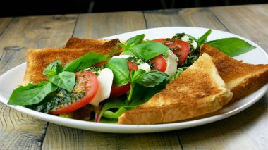 Restoran masasında salata.