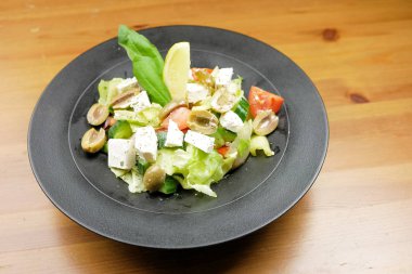 Restoran masasında salata.