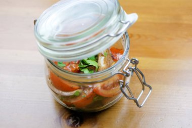 Restoran masasında salata.