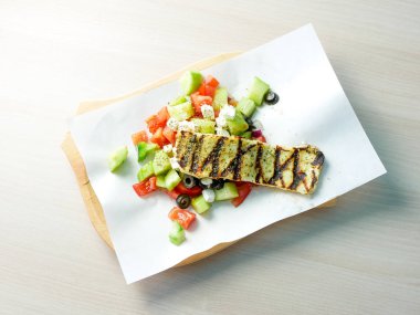 Restoran masasında salata.