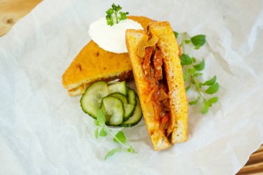 Restoran masasında sandviç.