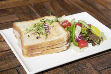 Restoran masasında sandviç.