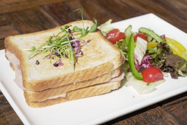 Restoran masasında sandviç.