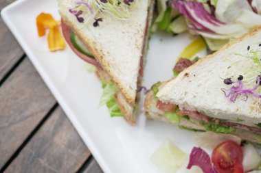 Restoran masasında sandviç.