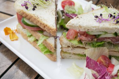 Restoran masasında sandviç.