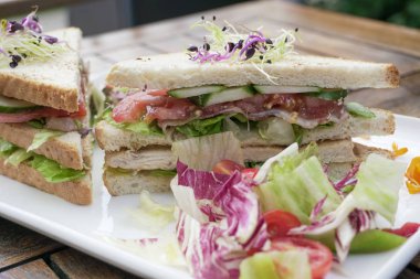 Restoran masasında sandviç.