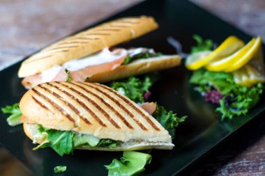 Restoran masasında sandviç.