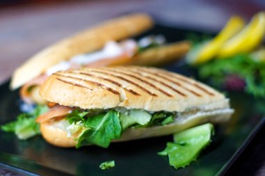 Restoran masasında sandviç.