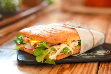 Restoran masasında sandviç.