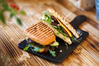 Restoran masasında sandviç.