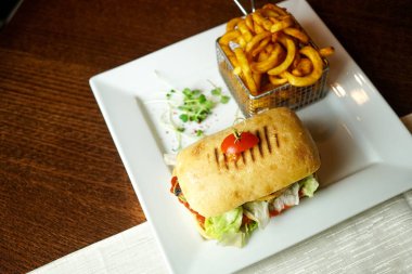 Restoran masasında sandviç.