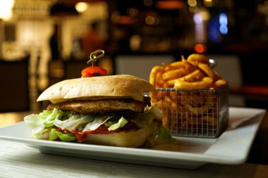 Restoran masasında sandviç.