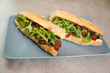 Restoran masasında sandviç.