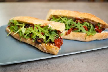 Restoran masasında sandviç.