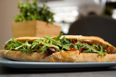 Restoran masasında sandviç.