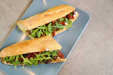 Restoran masasında sandviç.