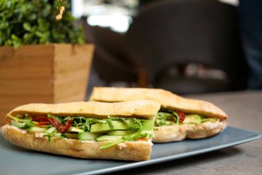 Restoran masasında sandviç.