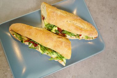 Restoran masasında sandviç.