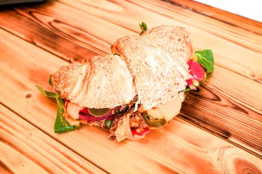 Restoran masasında sandviç.