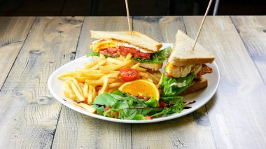 Restoran masasında sandviç.