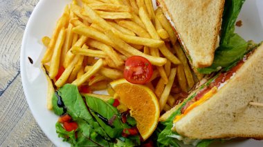 Restoran masasında sandviç.