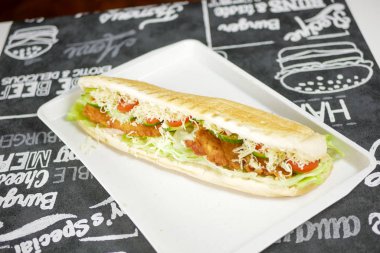 Restoran masasında sandviç.