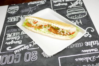 Restoran masasında sandviç.