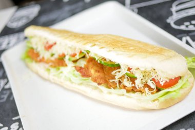 Restoran masasında sandviç.