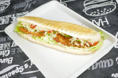 Restoran masasında sandviç.