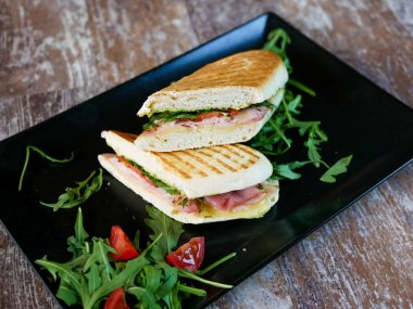 Restoran masasında sandviç.