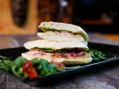 Restoran masasında sandviç.