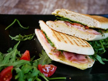 Restoran masasında sandviç.