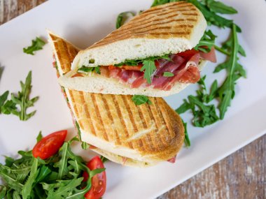 Restoran masasında sandviç.